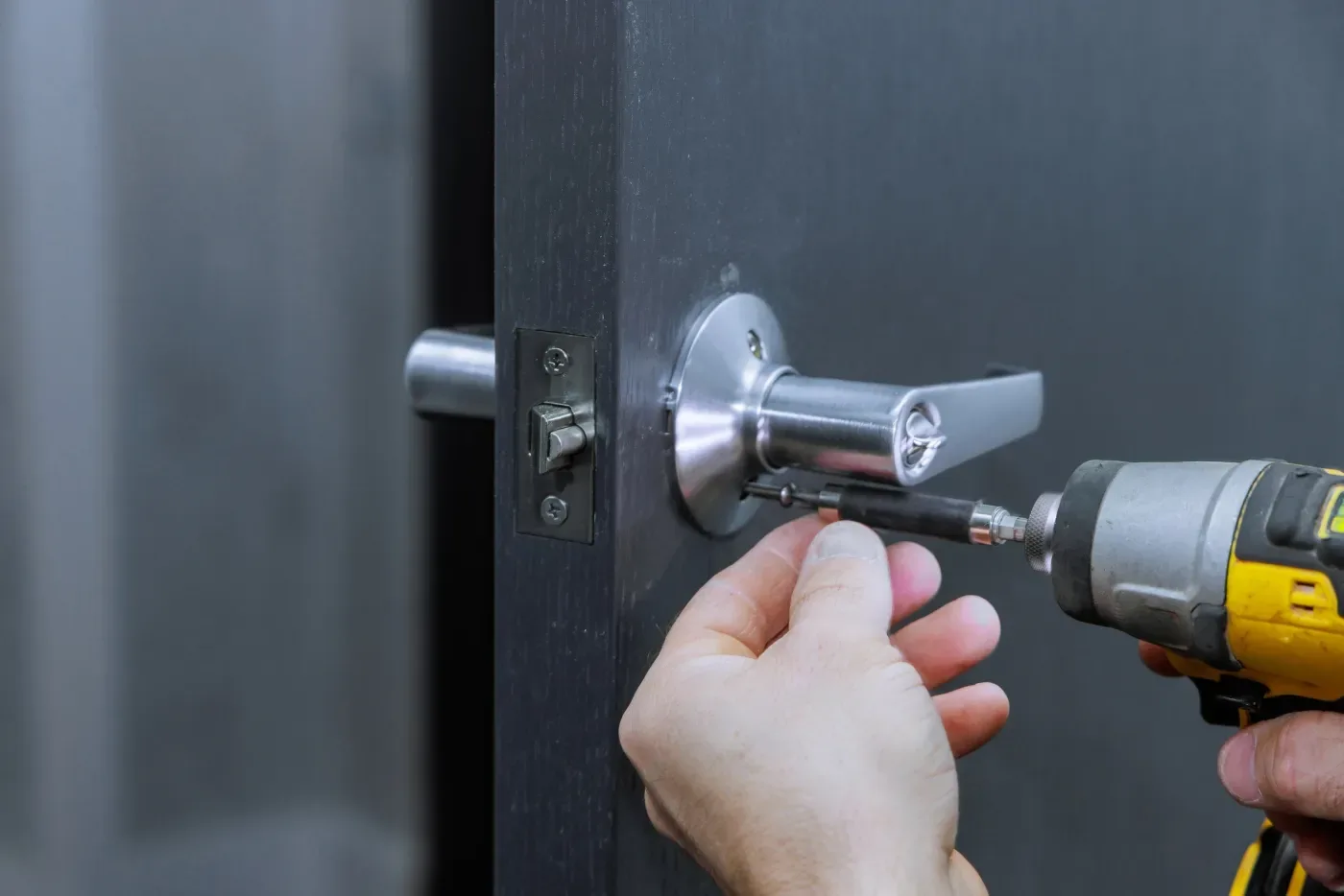 Réglage d'une serrure multipoints A2P sur une porte palière de copropriété du 92